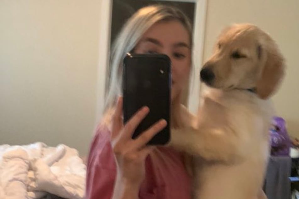 Frau kommen vor Lachen die Tränen, als sie dieses Selfie mit ihrem Hund genauer ansieht
