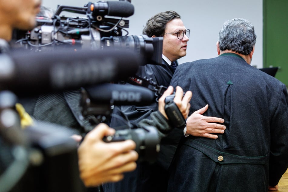 Der Beschuldigte (r.) und ein weiterer Angeklagter wurden freigesprochen. Nun geht die Staatsanwaltschaft dagegen vor.