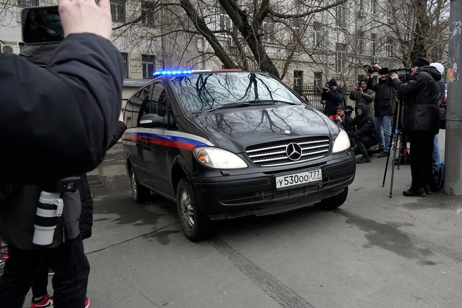 Ein Van mit Evan Gershkovich verlässt in Moskau das Lefortovsky-Gericht.