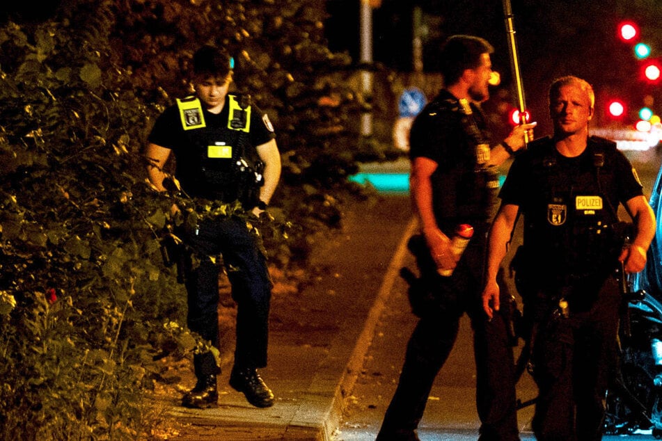 Berlin: Mann in Schöneberg auf offener Straße niedergeschossen: Notoperation!