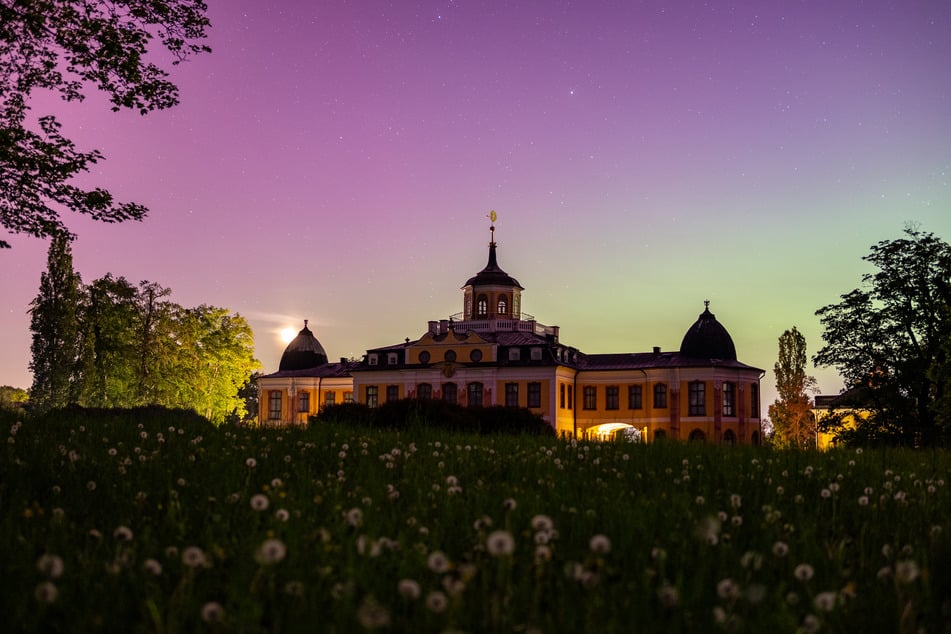 Polarlichter über dem Schloss Belvedere in Weimar lassen das Herz eines jeden Fotografen höher schlagen.