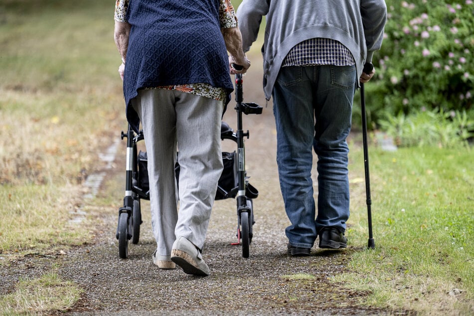 Die Menschen in Sachsen-Anhalt werden immer älter. Gleichzeitig sinkt die Einwohnerzahl. (Symbolbild)