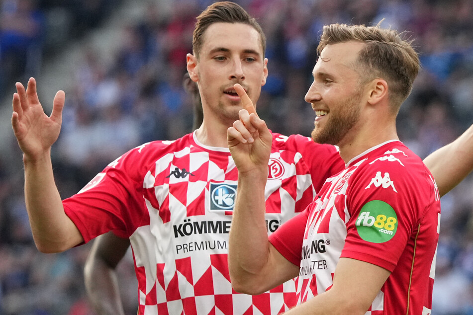 Torschütze Silvan Widmer (r.) und Dominik Kohr bejubeln die Mainzer Führung.