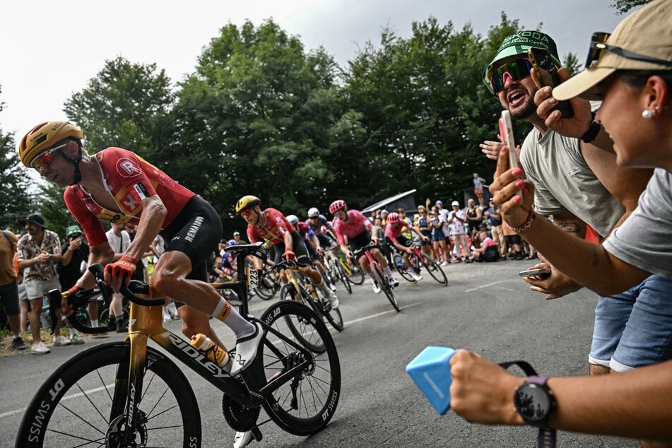Magnus Cort Nielsen (33, l.) gewährt seinen Followern Einblicke in die wenig luxuriösen Unterkünfte der Tour-Stars.