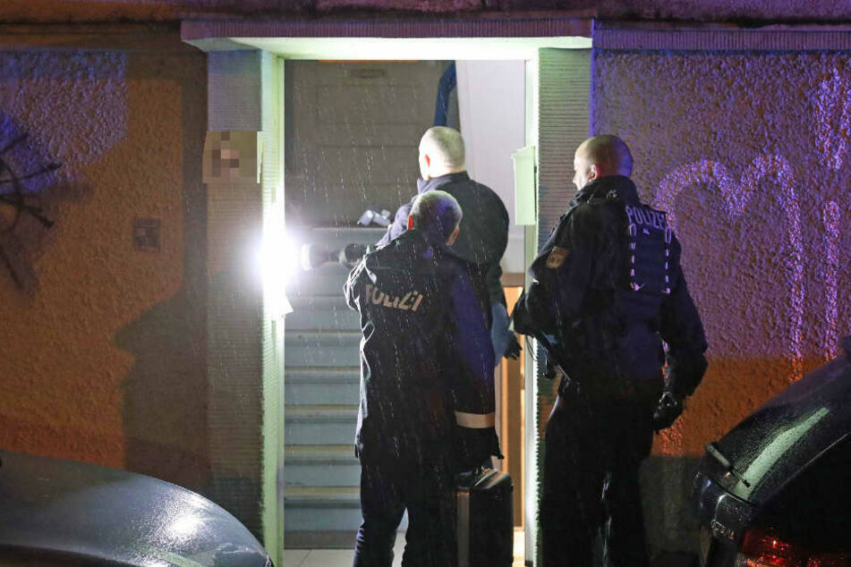 Polizisten sichern am Tatort in Rostock die Spuren.