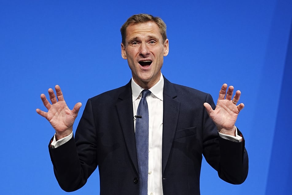 Stínový ministr vnitra Chris Philp (49) je s úsudkem soudců i současnou azylovou politikou země silně nespokojen.