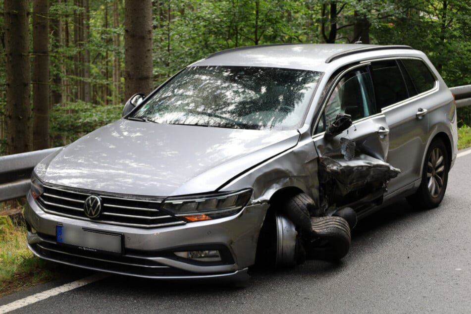 Der VW kam an der Leitplanke zum Stehen.