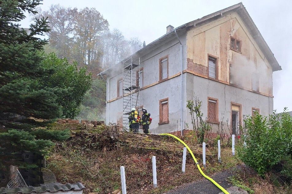 Durch Grabkerzen ausgelöst? Frau stirbt bei Brand in Wohnung