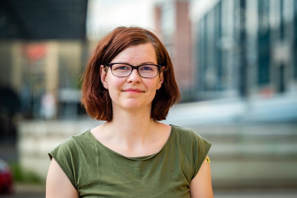 Linken-Stadträtin Sabine Brünler (36) weiß: Die Stellplätze sind immer wieder durch Anwohner oder Eltern belegt.