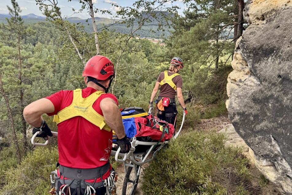 Auf schmalen Wanderpfaden brachten die Einsatzkräfte den Patienten zum Rettungswagen.