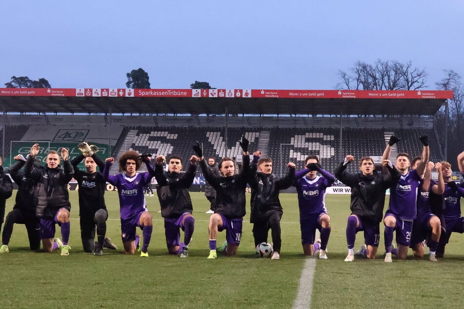 Die gekreuzten Hämmer vor den eigenen Fans in Sandhausen - ein nicht alltägliches Erlebnis für die Veilchen.