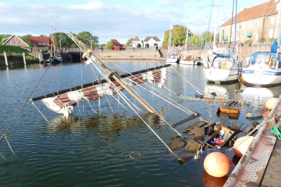 Im Hafen von Hooksiel ist am Samstagmorgen der Nachbau eines Wikingerschiffes gesunken. Es gab keine Verletzten.