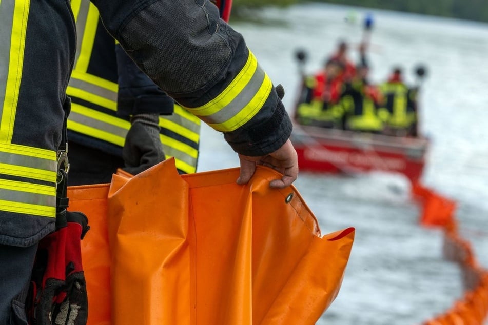 Auf dem Neckar wurden Ölsperren ausgelegt. (Symbolfoto)