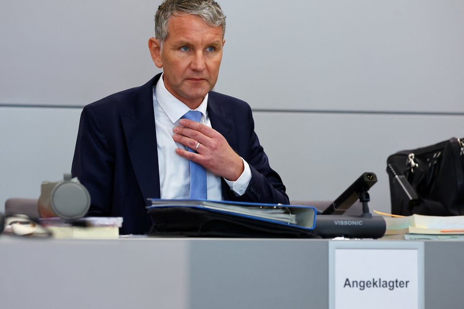 Thüringens AfD-Chef Björn Höcke (52) muss sich seit Donnerstag vor dem Landgericht Halle verantworten.