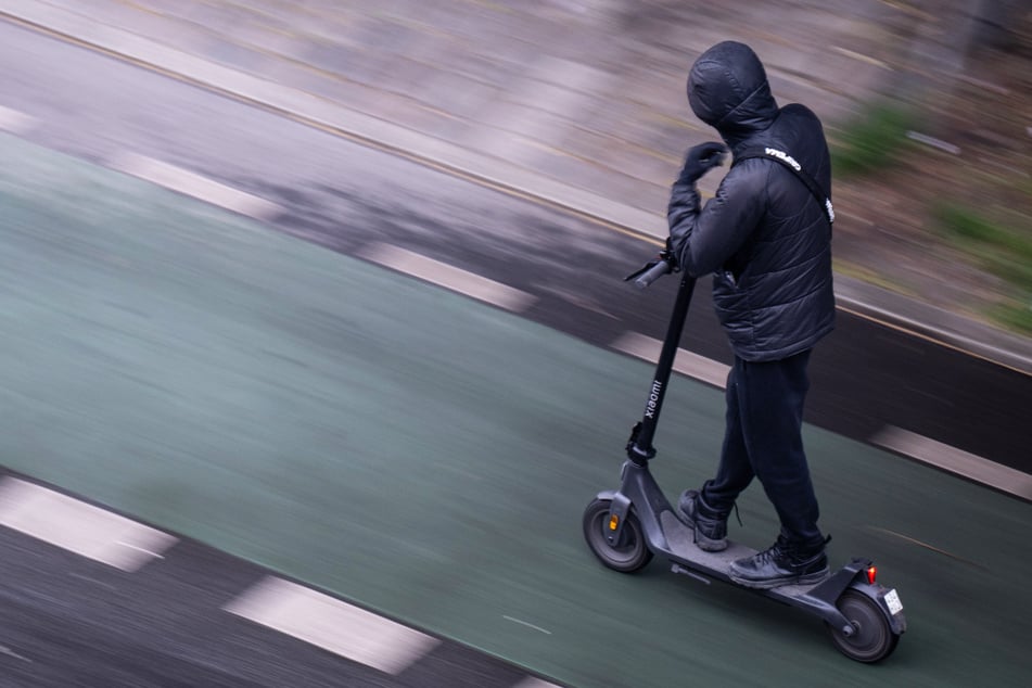Polizei stoppt Jugendlichen auf E-Scooter: Blick auf Tacho hat Folgen