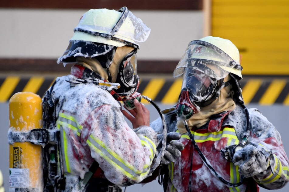 Die alarmierte Feuerwehr musste dank des Handelns des couragierten Nachbarn nur noch kleinere Brandherde löschen. (Symbolbild)