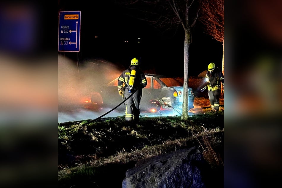 Die Freiwillige Feuerwehr Burkau löschte den Wagen.