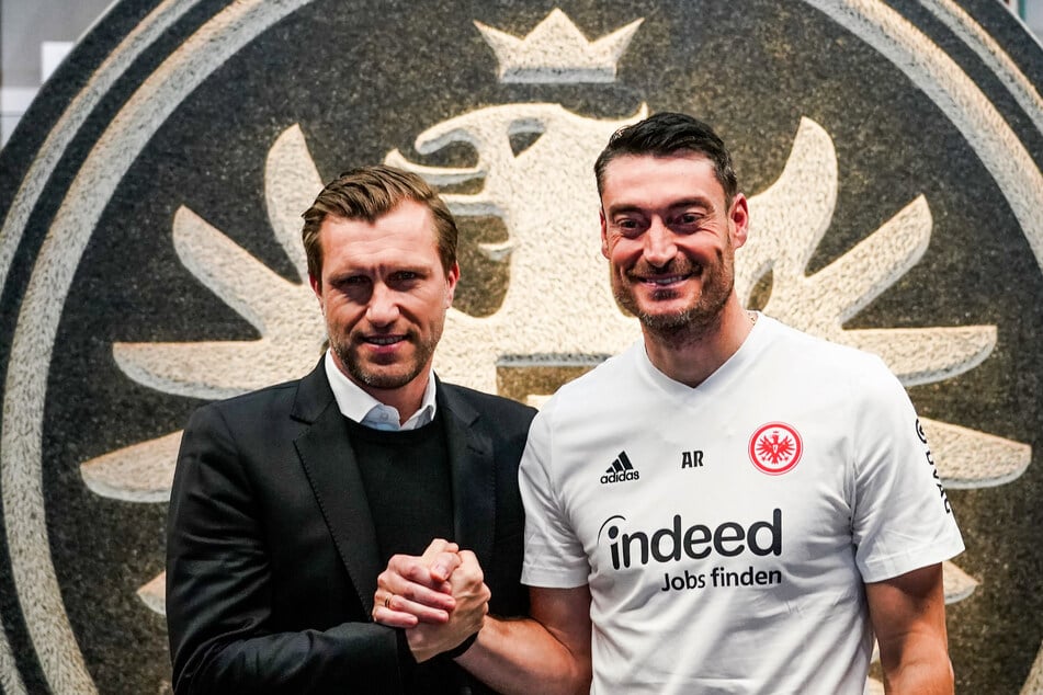Erst Anfang Februar hatte Sportvorstand Markus Krösche (45, l.) Riera als Nachfolger des entlassenen Trainers Dino Toppmöller vorgestellt.