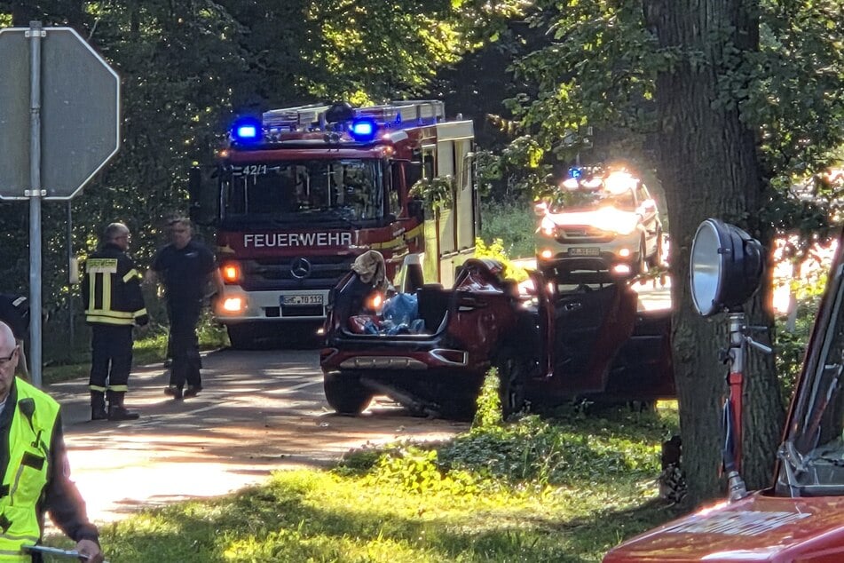 Die Feuerwehr musste die Insassen des Autos aus dem Wrack befreien.