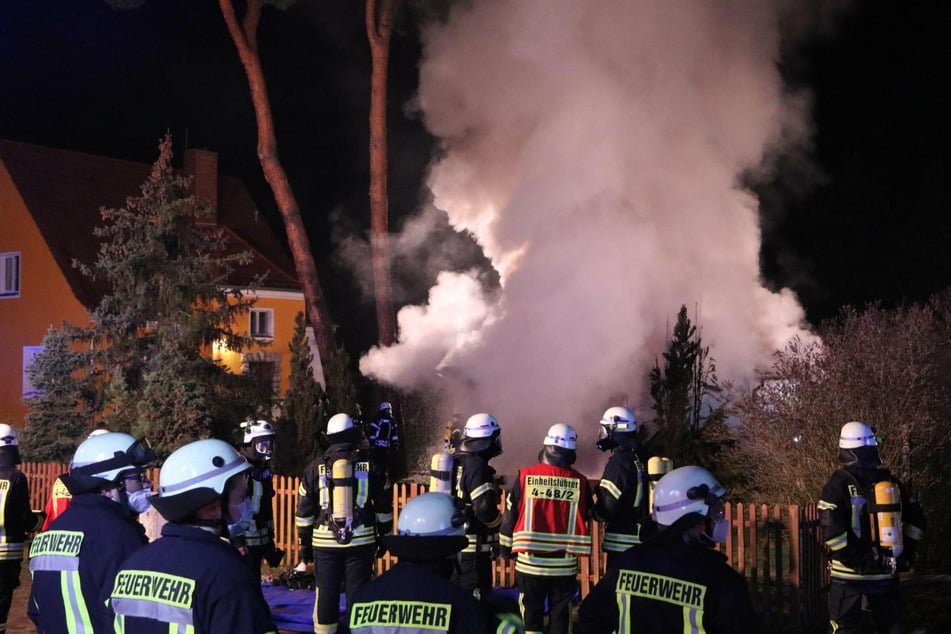 Einsatzkräfte der Feuerwehr sind vor Ort.