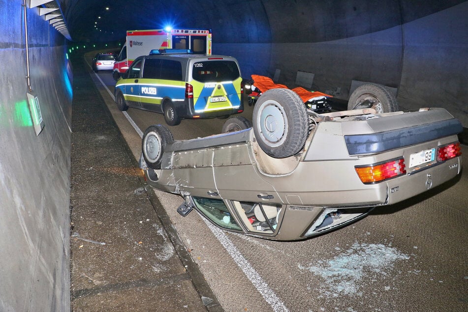 Der Mercedes blieb auf dem Dach liegen.