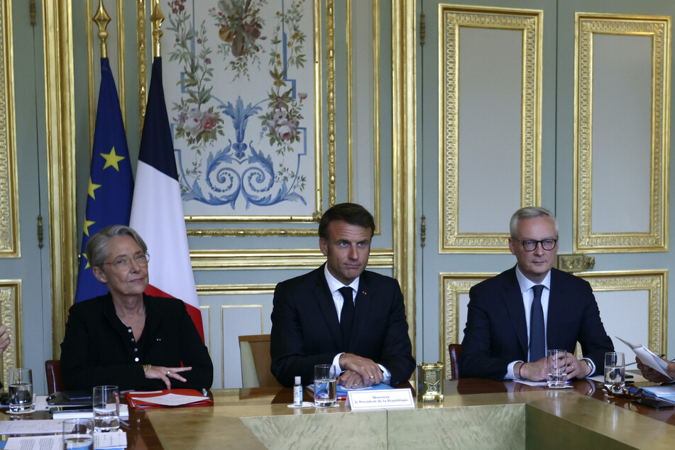 Am Sonntag traf Präsident Emmanuel Macron (45, M.) mehrere Minister zu einer Lagebesprechung.