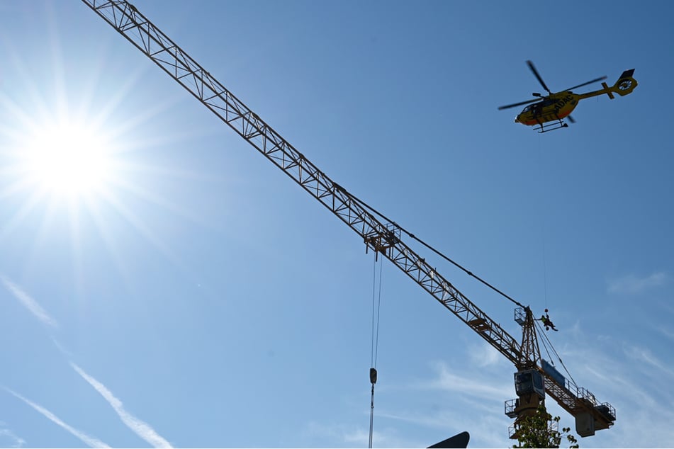 München: Kranführer kollabiert in luftiger Höhe! Spektakulärer Rettungseinsatz in Berg am Laim