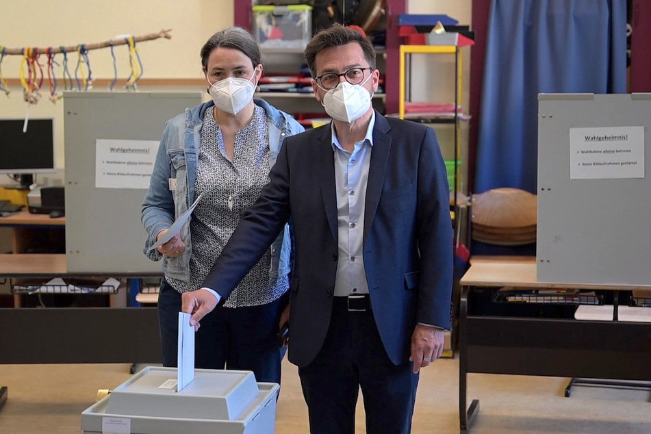 Thomas Kutschaty (SPD), Spitzenkandidat für das Amt des Ministerpräsidenten in Nordrhein-Westfalen, und seine Ehefrau Christina Kutschaty gaben am Wahltag ihre Stimme in Essen ab.