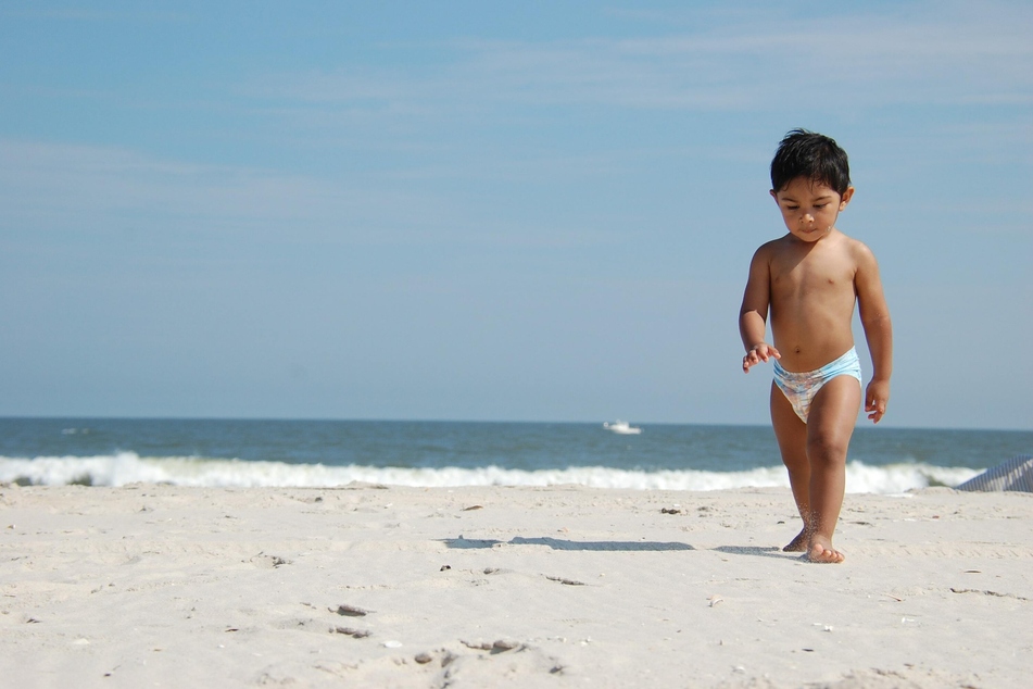 Kinder genießen das Meer und den Strand - aber bitte nur mit geeignetem Sonnenschutz!
