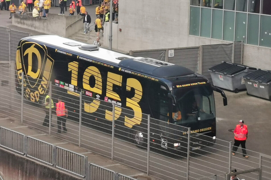 Dynamo Dresdens Mannschaftsbus ist wohlbehalten am Fritz-Walter-Stadion angekommen.