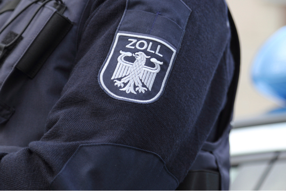 Wegen Verdachts auf Schwarzarbeit durchsuchten Zöllner eine Security-Firma im Landkreis Rosenheim.
