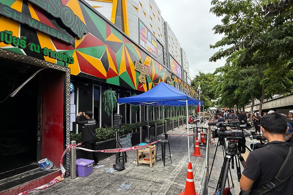 Ein Medienvertreter steht nach einem Brand vor dem Lokal Rong Beer Na Ladprao.