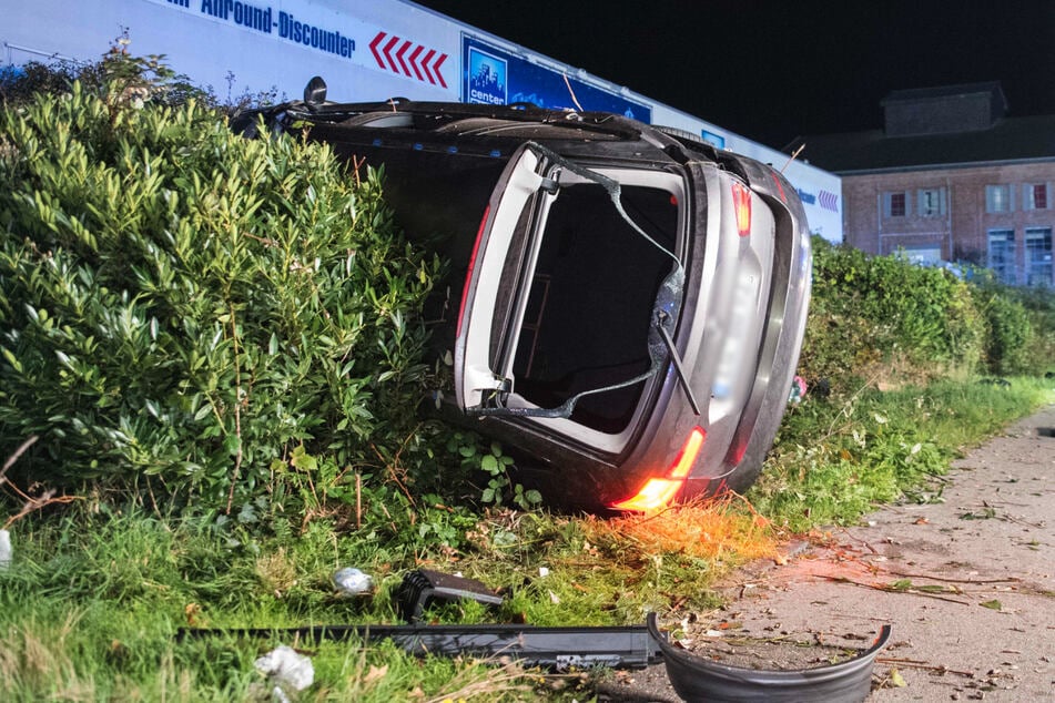 Unfall in Bergheim endet tödlich: Auto mit zwei Insassen überschlägt sich