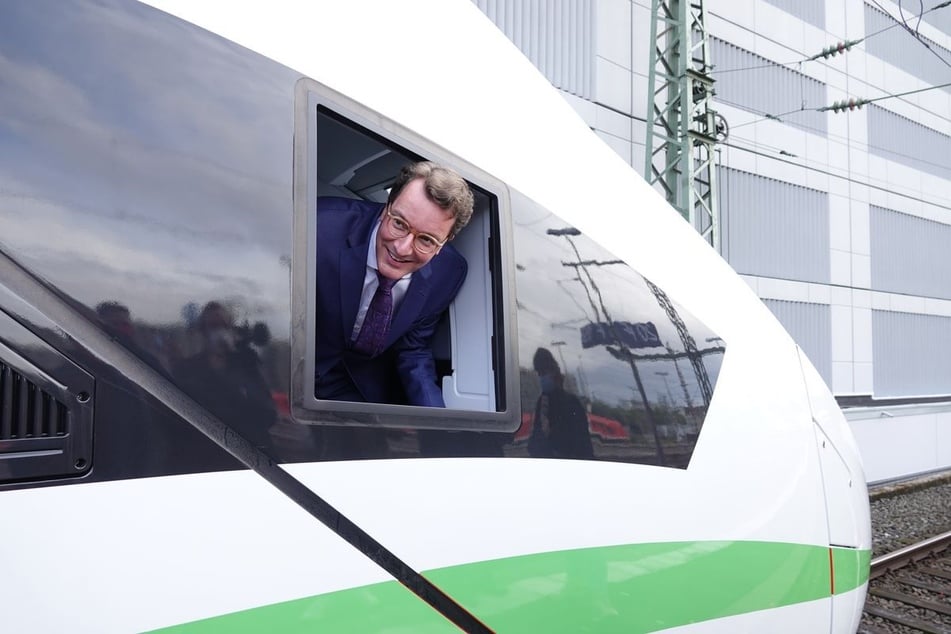 NRW-Ministerpräsident Hendrik Wüst (50, CDU) hat die Deutsche Bahn für das Chaos am Kölner Hbf scharf kritisiert. (Archivbild)
