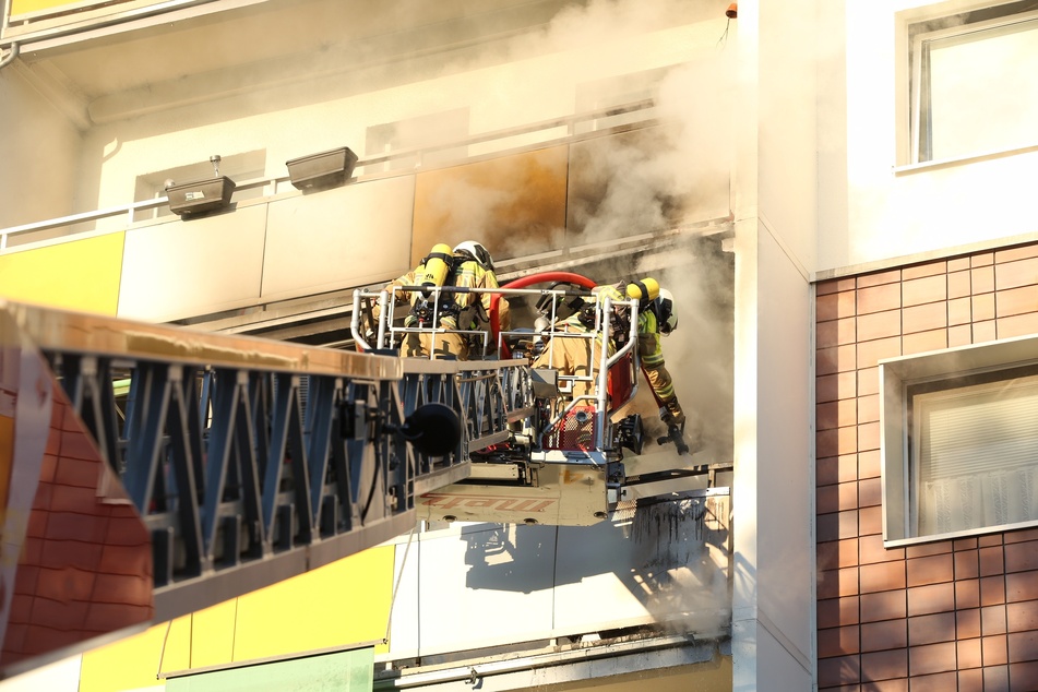 Die Kameraden der Feuerwehr bekämpften den Brand auf einer Drehleiter stehend.
