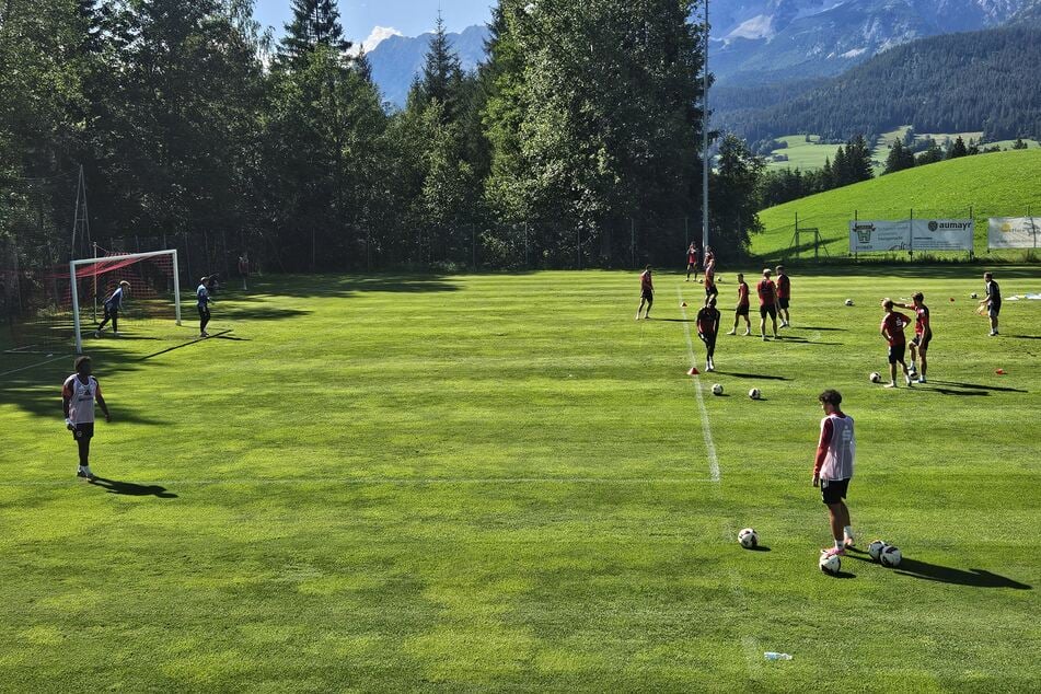 Danach übt ein Teil der Gruppe Flanken und Abschlüsse.