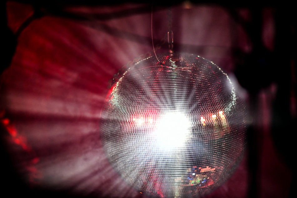 Eine Discokugel dreht sich im Licht. Mindestens 20 Gäste einer illegalen Party haben sich mit dem Coronavirus angesteckt. (Symbolbild)