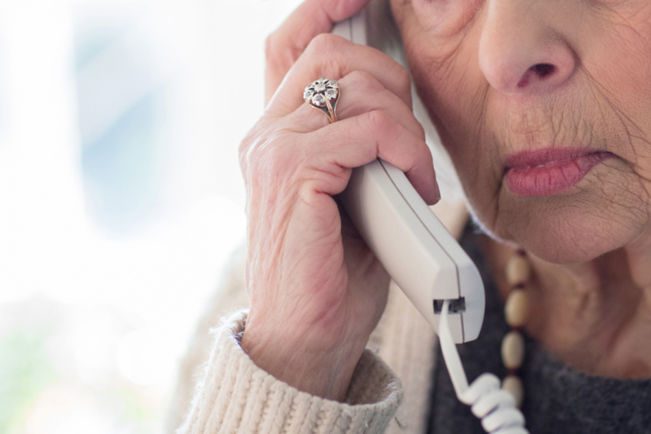 Die mutmaßlichen Betrüger meldeten sich telefonisch, angeblich im Auftrag eines Pflegedienstes. (Symbolbild)