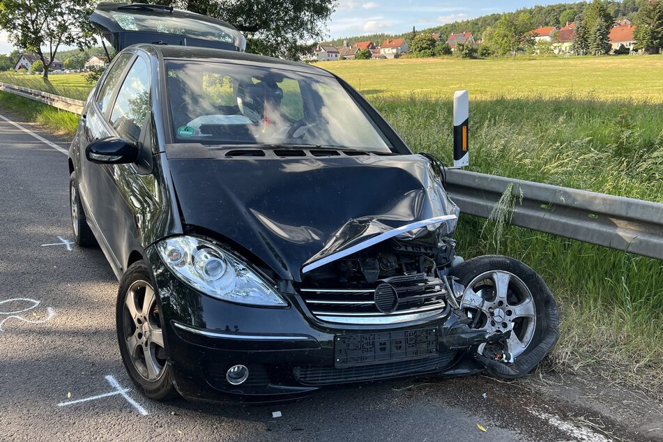 Vorfahrtsfehler: Skoda und Mercedes krachen zusammen, beide Fahrer im Krankenhaus