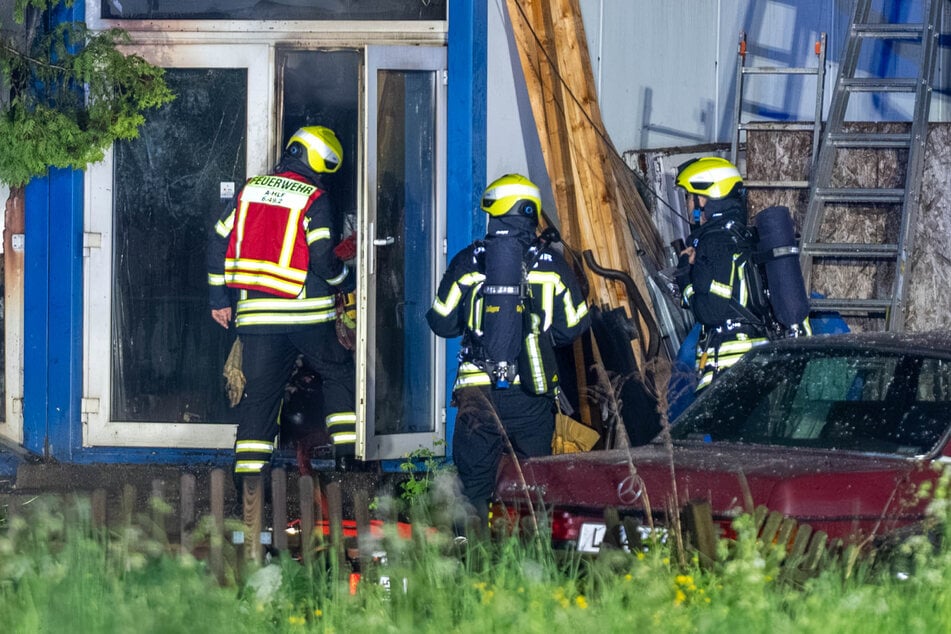 Leipzig: Brand in Leipziger Werkstatt: Flammen zerstören mehrere Fahrzeuge!