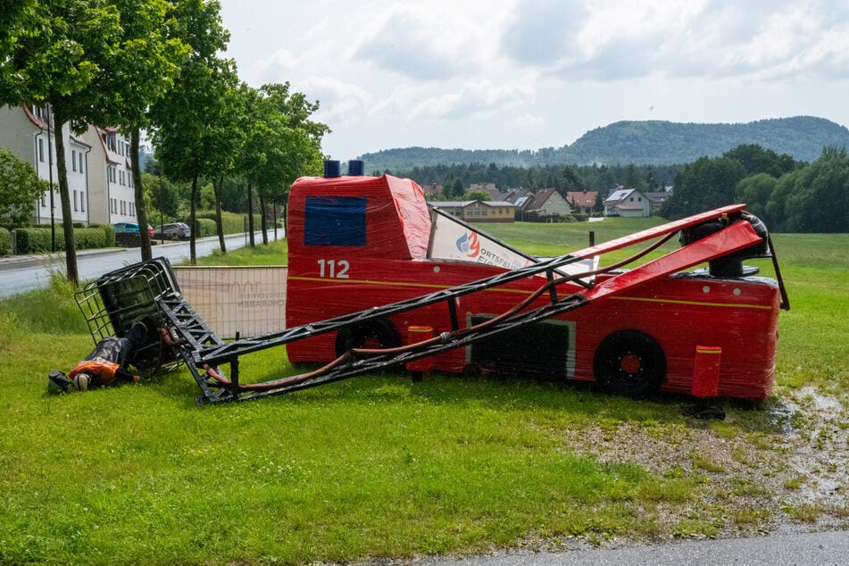 In Eichgraben nahe Zittau beschädigte der Sturm ein Feuerwehr-Modell.
