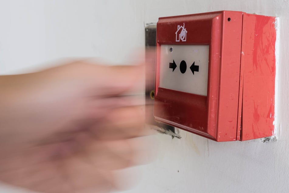 Alarm in Amt: Mann schlägt Feuermelder ein, weil er kein Warteticket ziehen kann