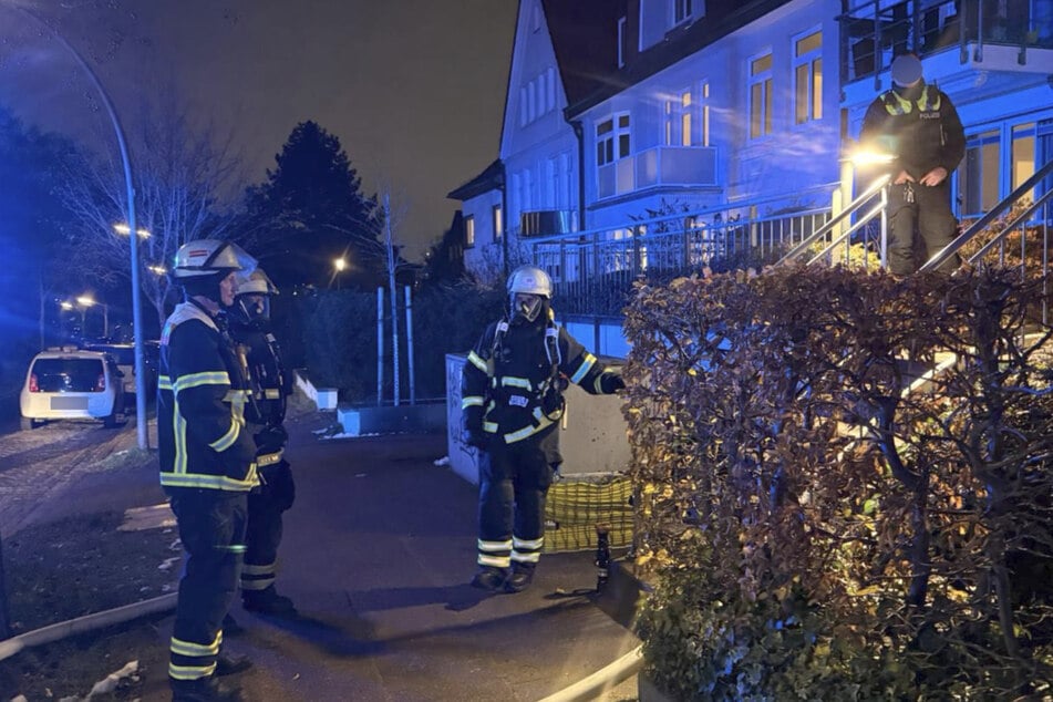 Hamburg: Matratzenbrand löst Feuerwehreinsatz aus: Zwei Personen gerettet