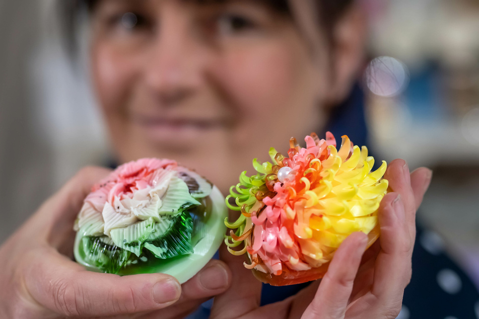 Eigentlich überrascht sie ihre Kunden mit Schnitzereien aus Obst, Gemüse und Seife. Jetzt macht sie anderen Händlern Mut.