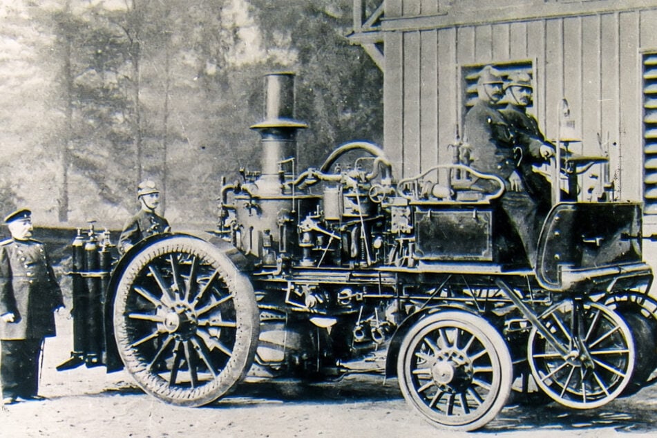 1905 löschte die Feuerwehr Chemnitz Brände mit Dampffeuerspritzen. Das waren die ersten motorisierten Löschfahrzeuge.