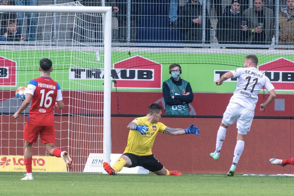 Der 26-Jährige (rechts) ist eher als Heidenheim-Keeper Kevin Müller am Ball und erzielt das zwischenzeitliche 2:1.
