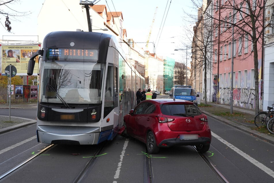 Auf der Lützner Straße kam es am Mittwoch zu einem Unfall mit einem Mazda und einer Straßenbahn.