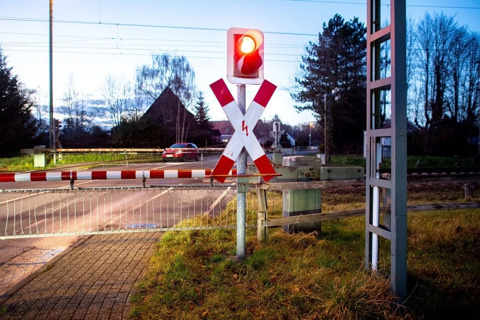 Der 76-jährige Trabi-Fahrer ignorierte das rote Lichtsignal und krachte gegen die Schranke. (Symbolbild)