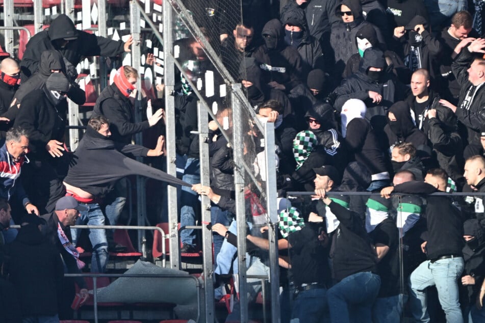 Anhänger des 1. FC Köln und von Borussia Mönchengladbach gerieten während der Partie am Sonntag auf der Nordtribüne aneinander.