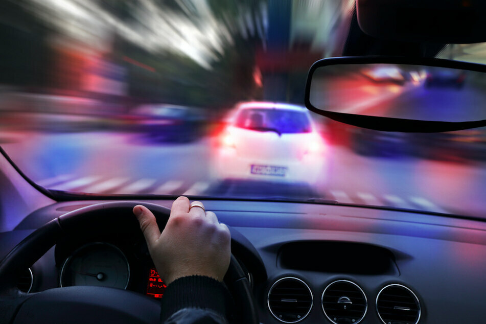Ein 36-Jähriger ist in der Nacht zu Dienstag teils mehr als doppelt so schnell wie erlaubt vor der Polizei geflüchtet. (Symbolbild)